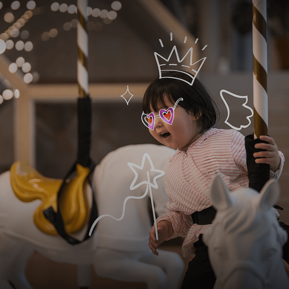 회전목마에서 즐거운 아이